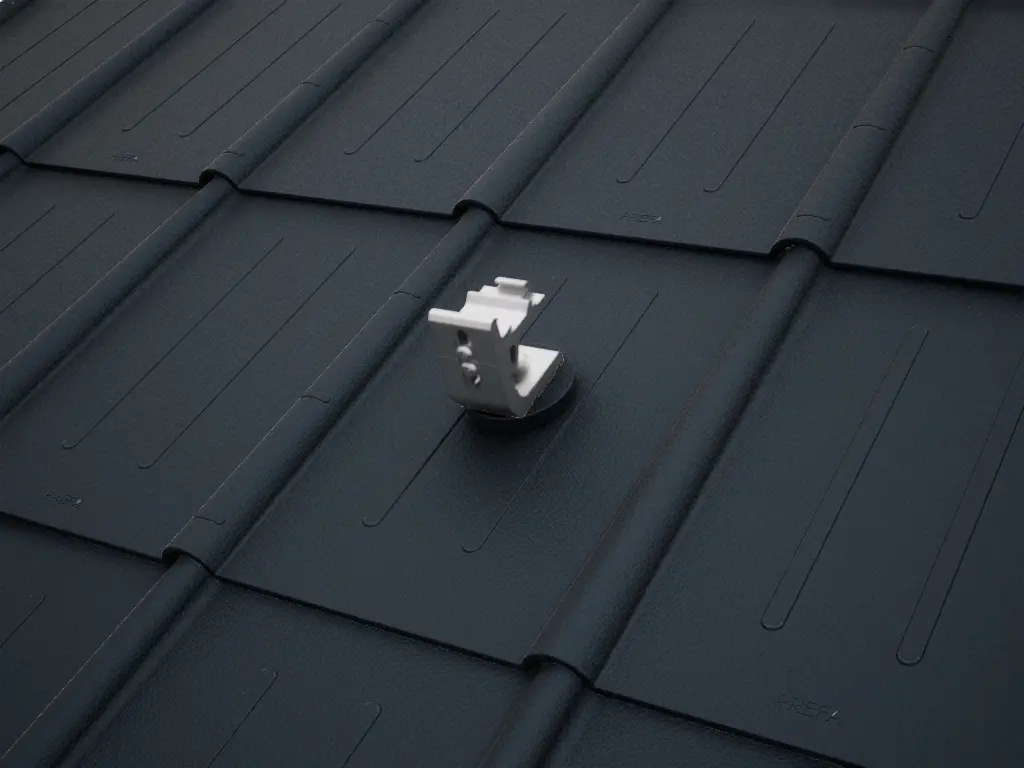 Detailní pohled na držák solárního panelu PREVARIO 3.S, namontovaný na tmavé střeše s falcovanými taškami PREFA.