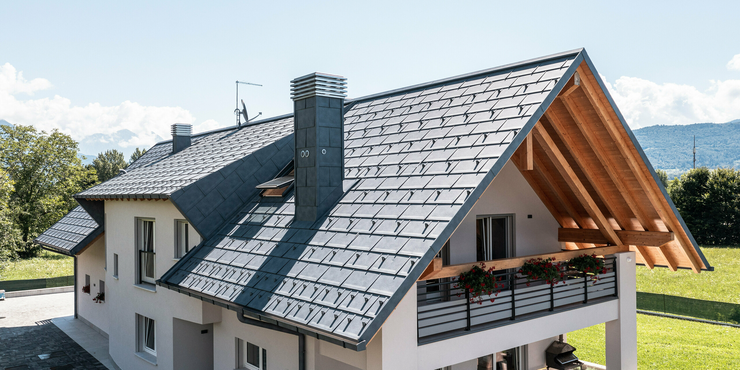 Tento malebný rodinný dům v Bellunu je opláštěný střešním panelem PREFA R.16 v barvě P.10 Antracit, který nabízí styl i funkčnost. Kombinace moderní hliníkové střechy a tradičních dřevěných prvků pod střechou vytváří přitažlivý celkový obraz, který dokonale zapadá do přírodního prostředí a horského pozadí Itálie.