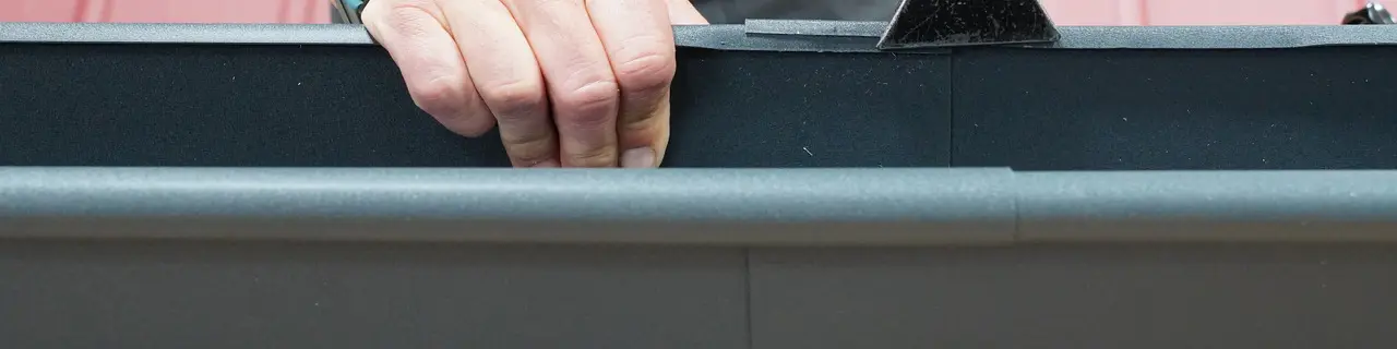 Schritt 5 der Kastenrinnenverbindung mit Rinnenwulstöffner