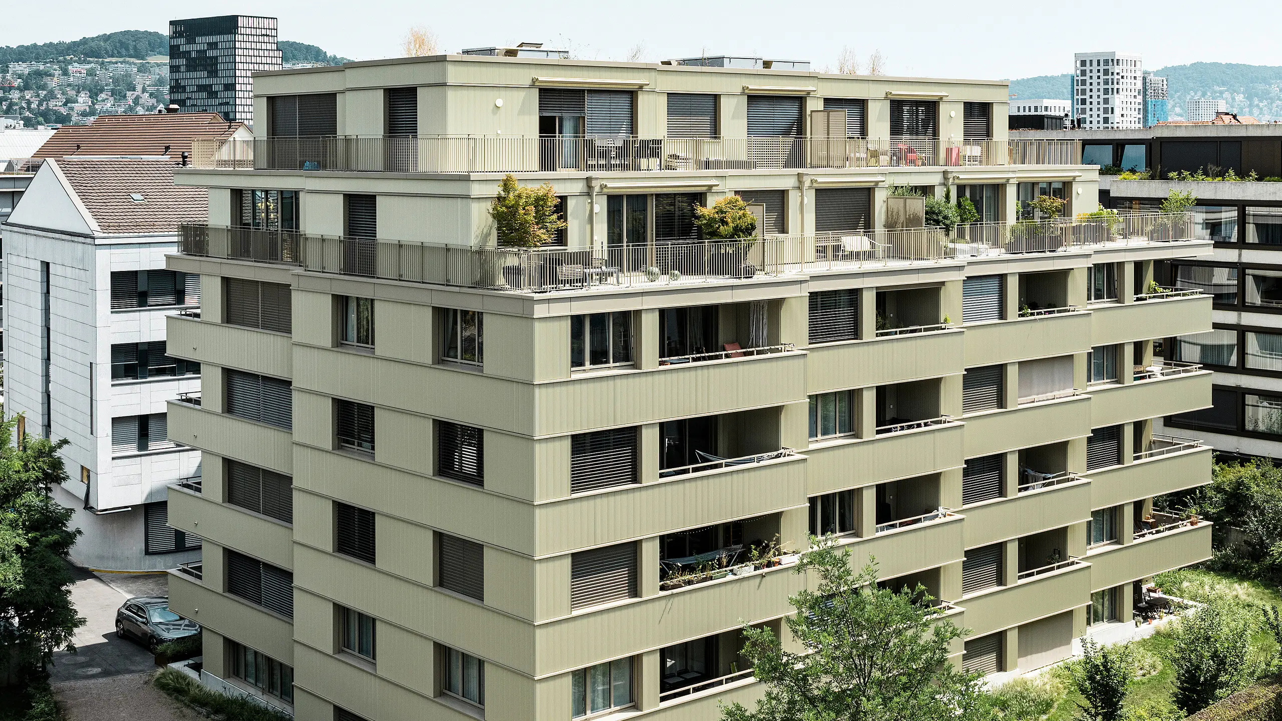 Díky zvláštní slitině hliníku jsou i citlivé části objektu obložené trvale a stabilně. 