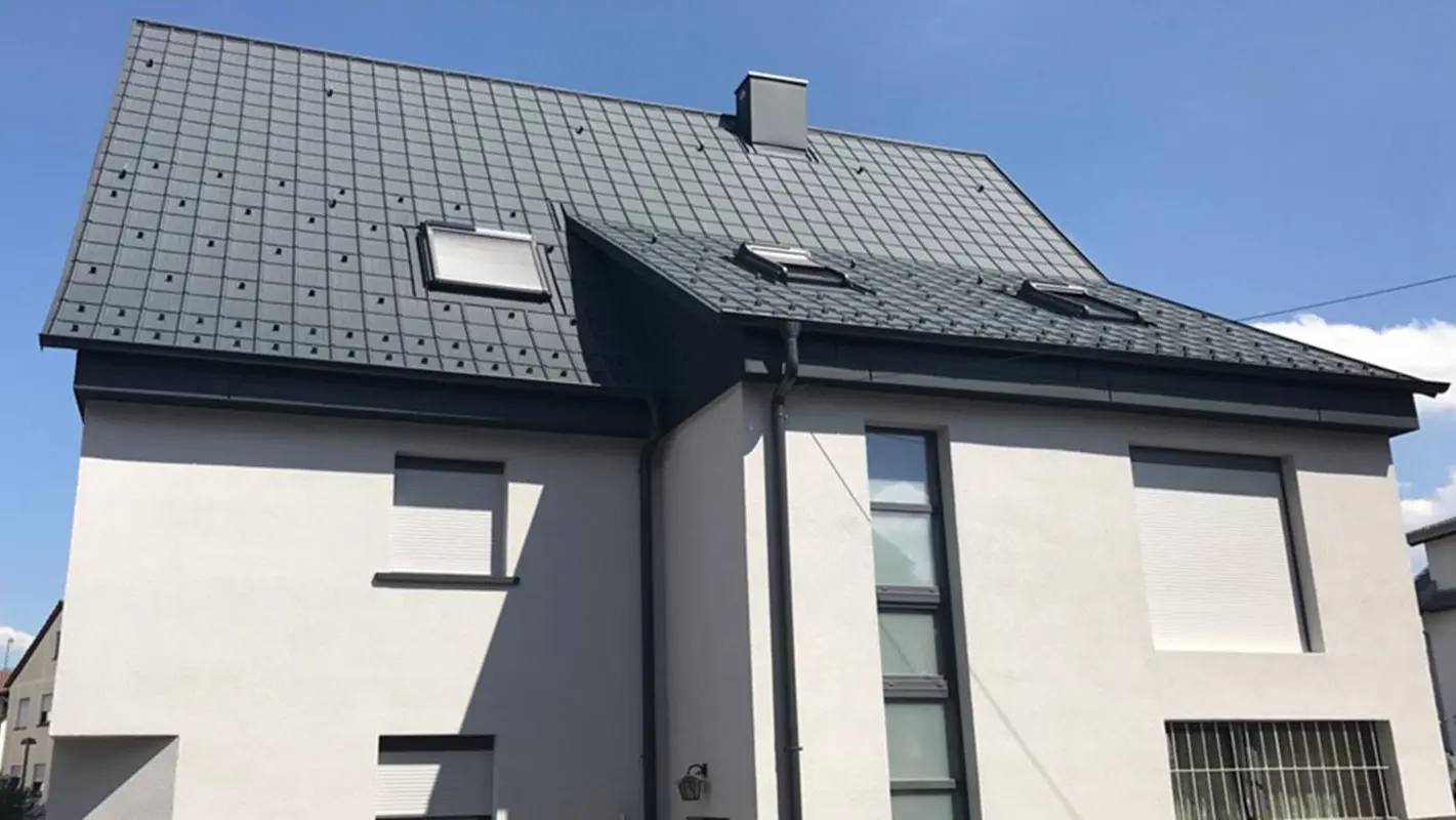 Sanace sedlové střechy za použití PREFA falcovaných střešních tašek, bílá fasáda