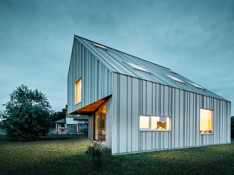 Rodinný dům architektonické dvojice. Střecha a fasáda byly pokryty plechem Prefalz v P.10 prefa bílé
