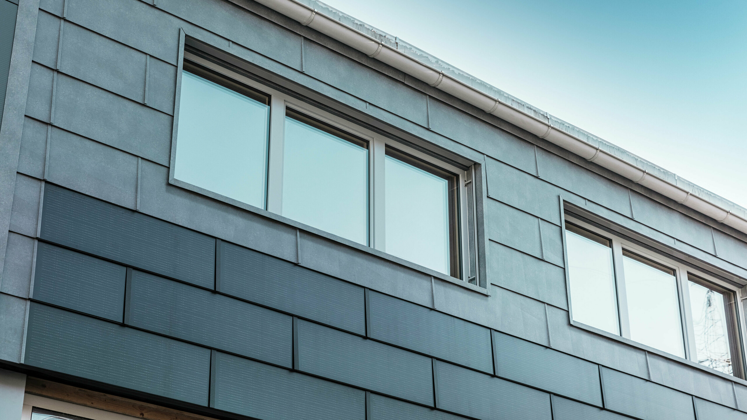 Fasádní plocha firemní budovy byla pokryta inovativními solárními střešními panely v kombinaci s fasádními panely FX.12 od společnosti PREFA.