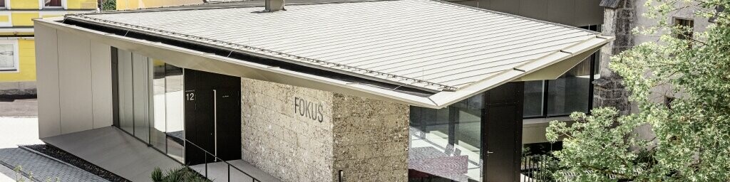 Ansicht von oben auf das Pfarrzentrum Sierning, dass mit Prefalz und PREFABOND eingedeckt wurde.