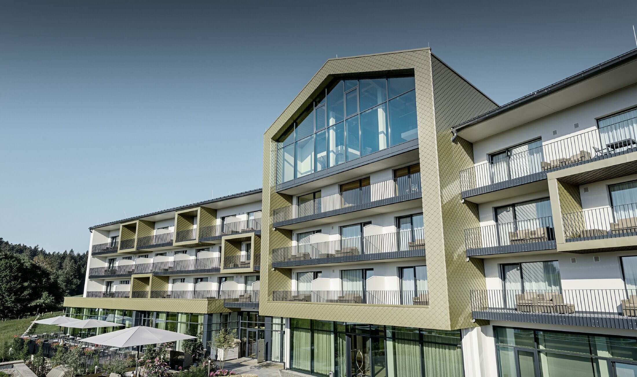 Návrh fasády hotelu Edita ve Scheideggu s hliníkovými šablonami od PREFA ve formátu 20 × 20 ve speciální barvě světlého bronzu.