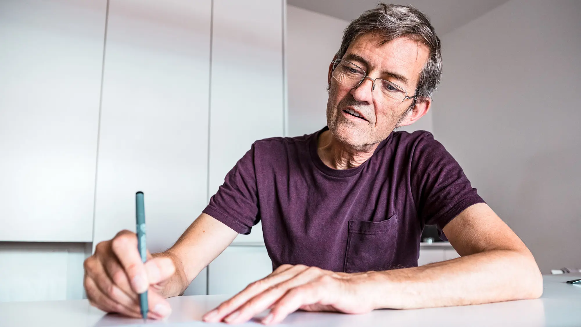 Architekt Dominique Cornaert při práci na návrhu