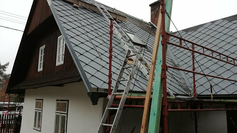 nová střecha na chalupě v Potštejně - úžlabí