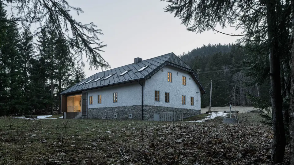 Pohled na původní šumavskou chalupu do rekonstrukci s novou střechou z falcovaných šablon PREFA