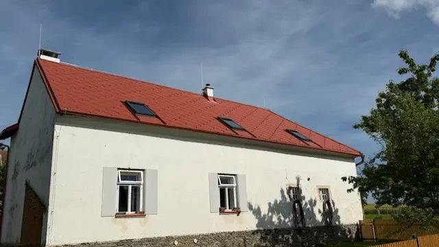 Falcovaná šablona 44 x 44 v barvě P.10 na střeše chalupy