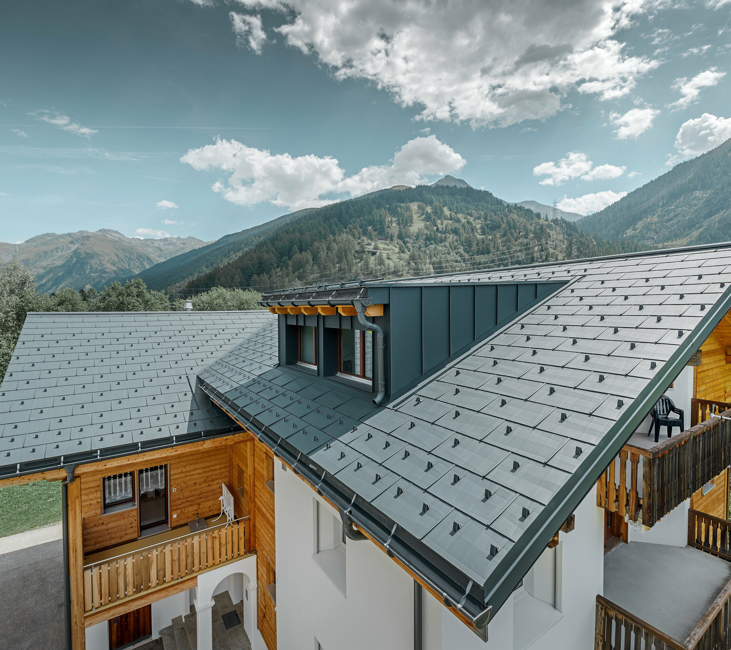 Neu saniertes Wohnhaus mit Satteldach und Gaube; Die Dachsanierung wurde mit dem PREFA Dachpaneel FX.12 in Anthrazit durchgeführt.