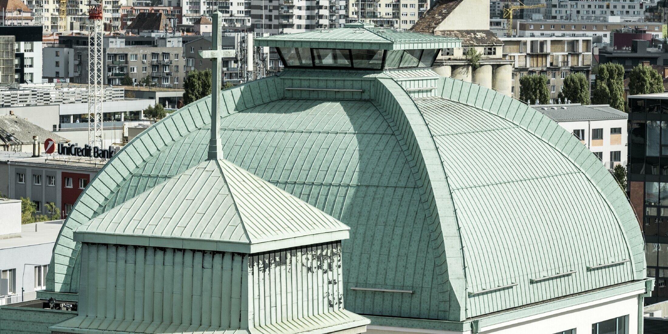 Pohled z ptačí perspektivy na střechu historické budovy Spilka v Bratislavě 