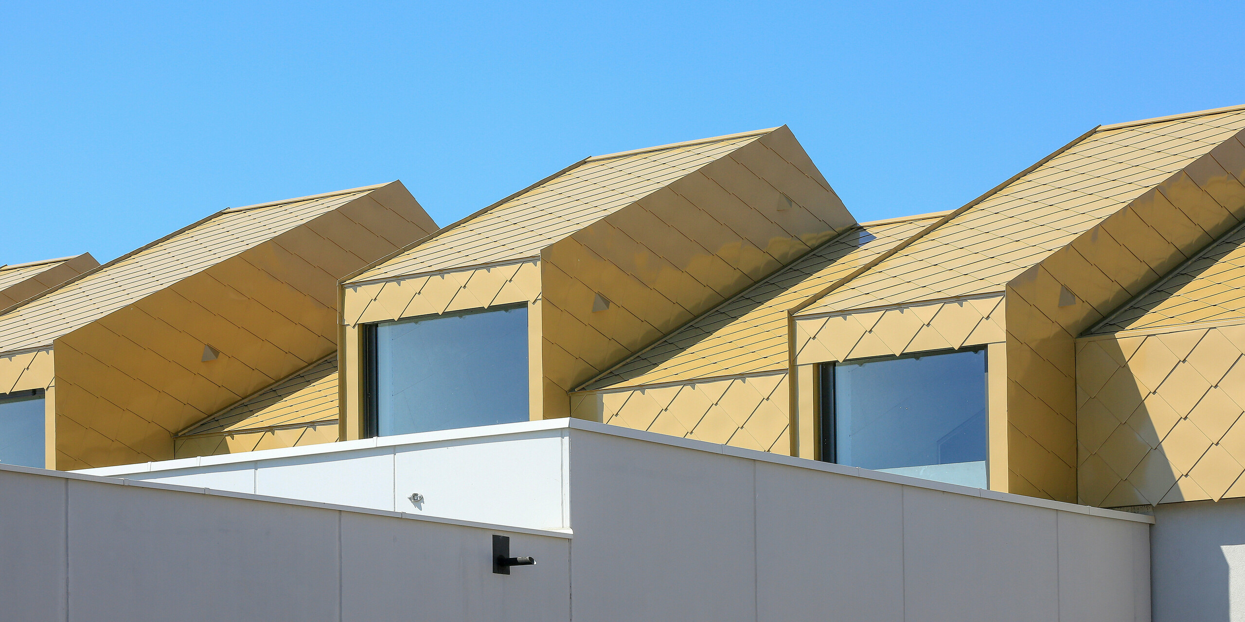 Pohled na opláštění střechy a fasády šablonami 44 x 44 PREFA