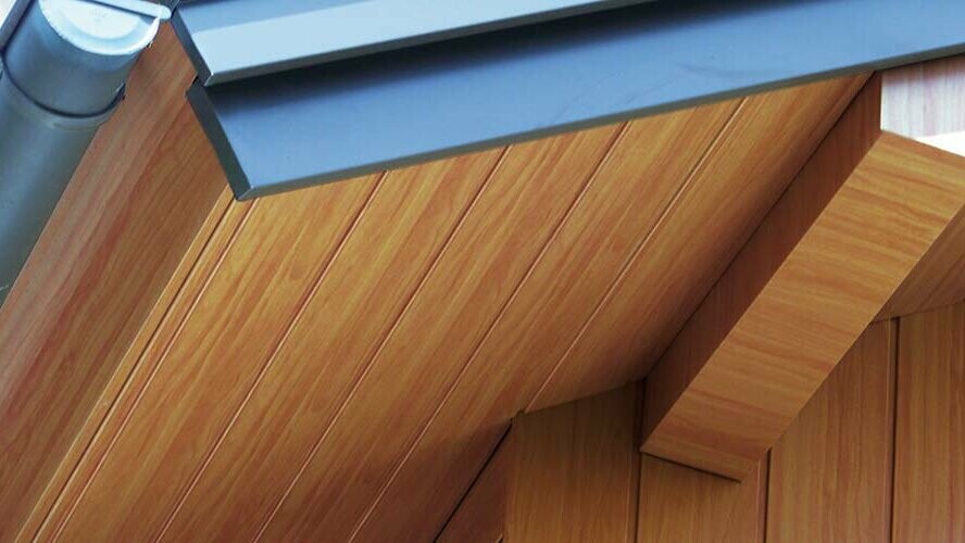 Na střešní podhled byly použity hliníkové PREFA Sidings v designu světlého dřeva. 
