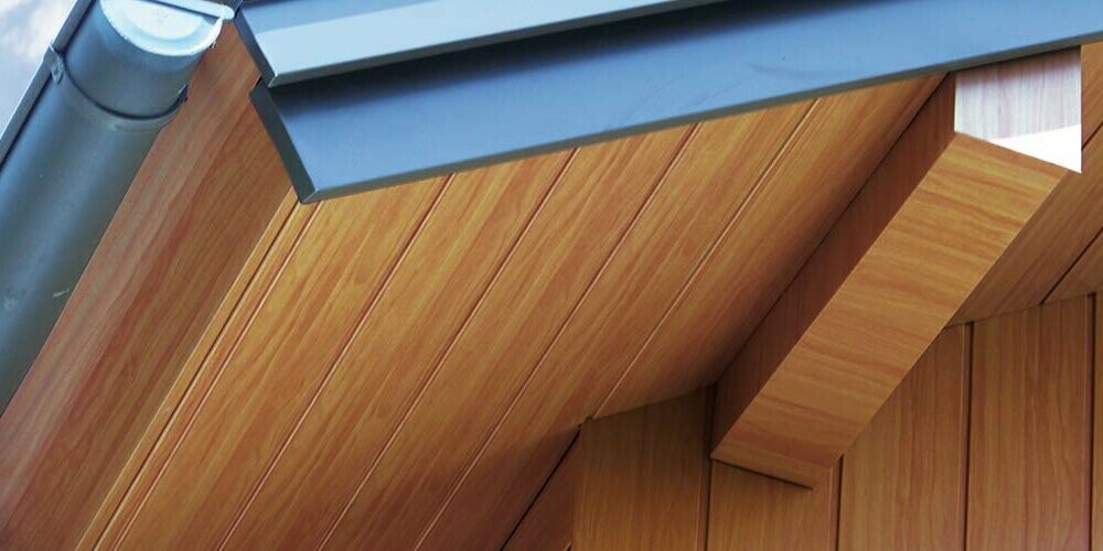 Na střešní podhled byly použity hliníkové PREFA Sidings v designu světlého dřeva. 