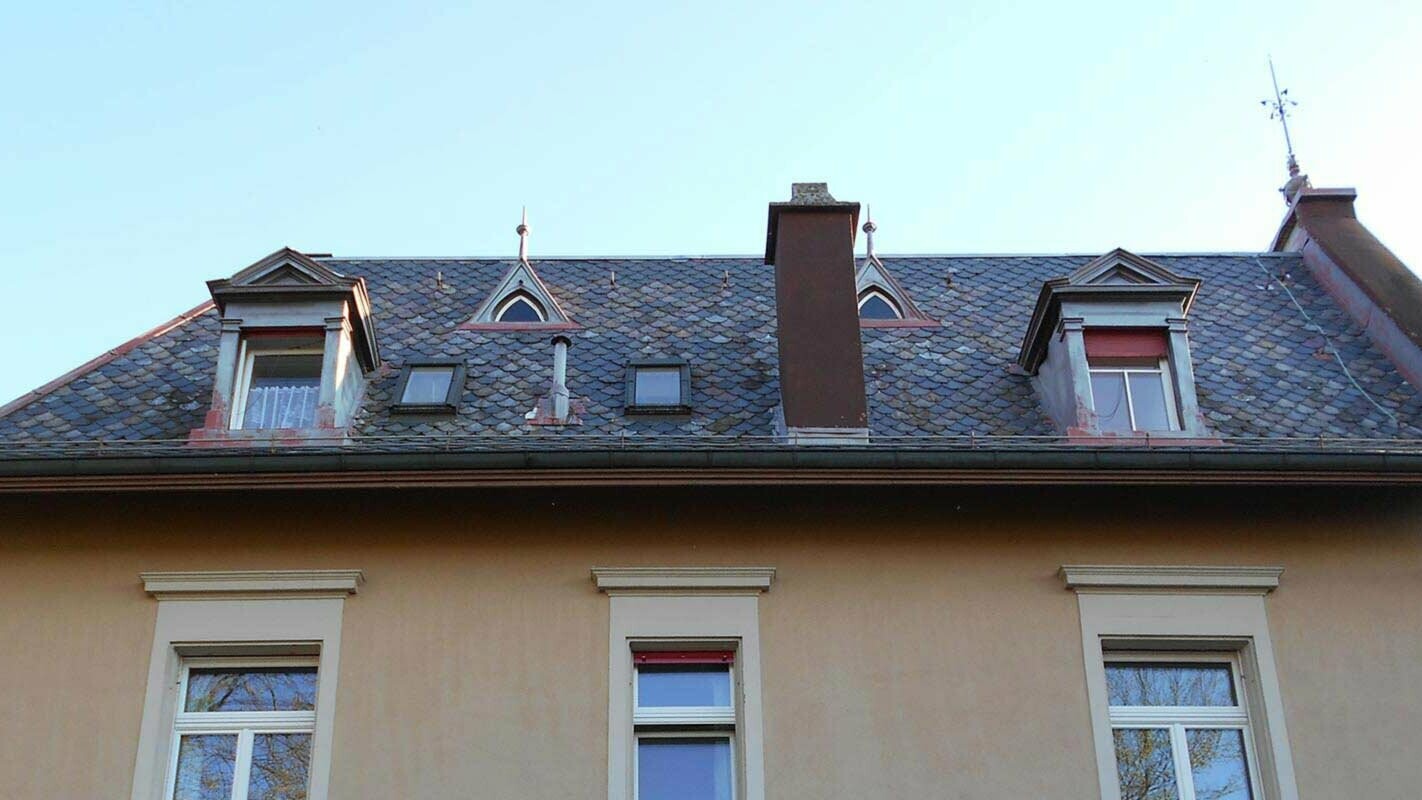 stará střecha s vikýři složitých tvarů před sanací za použití PREFA střešních šablon