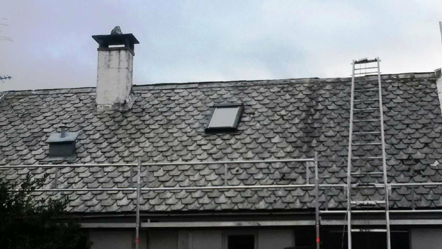 Sanace velmi staré střechy včetně komína za použití PREFA střešních šablon 