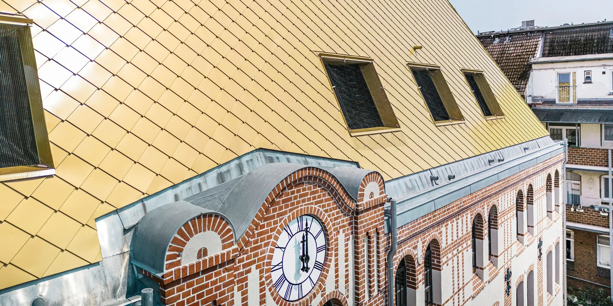 Šablony 29 x 29 PREFA se dokonale přizpůsobily tvaru střechu s podélným zlomem.