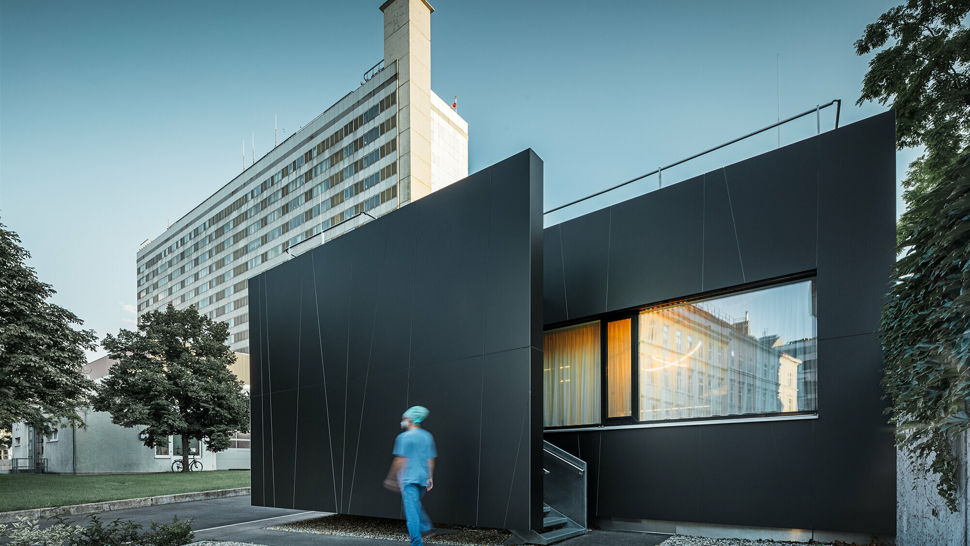 PREFABOND v černošedé barvě na přístavbě kliniky urgentního příjmu ve Vídni 