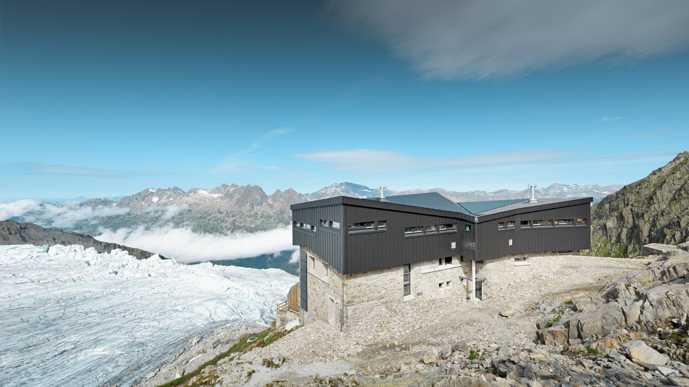 Chata Refuge Albert 1er na Mont Blancu s prvky PREFALZ v barvě černošedá na střeše a fasádě.