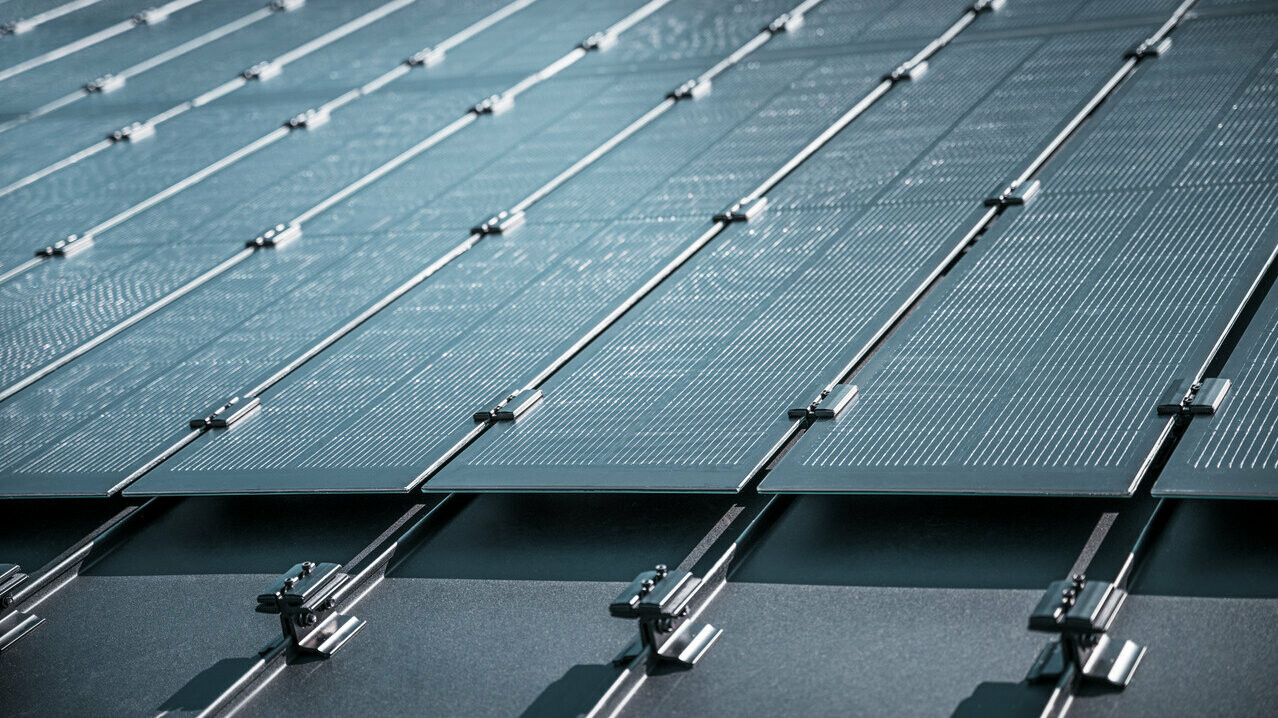 Detailní pohled na montáž solárních modulů Prefalz na střechu v Meschede