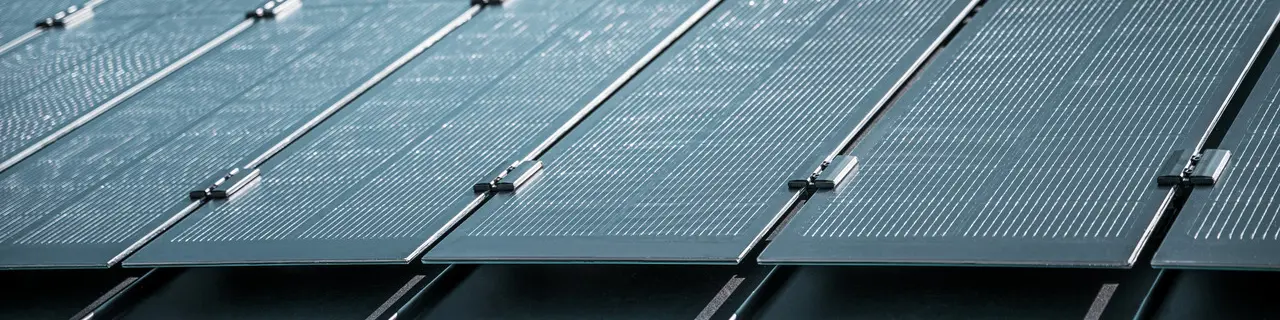 Detailní pohled na montáž solárních modulů Prefalz na střechu v Meschede