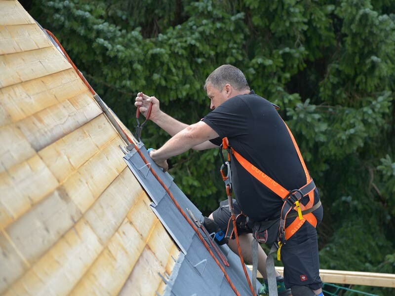 Instruktor PREFA při pokrývání střechy