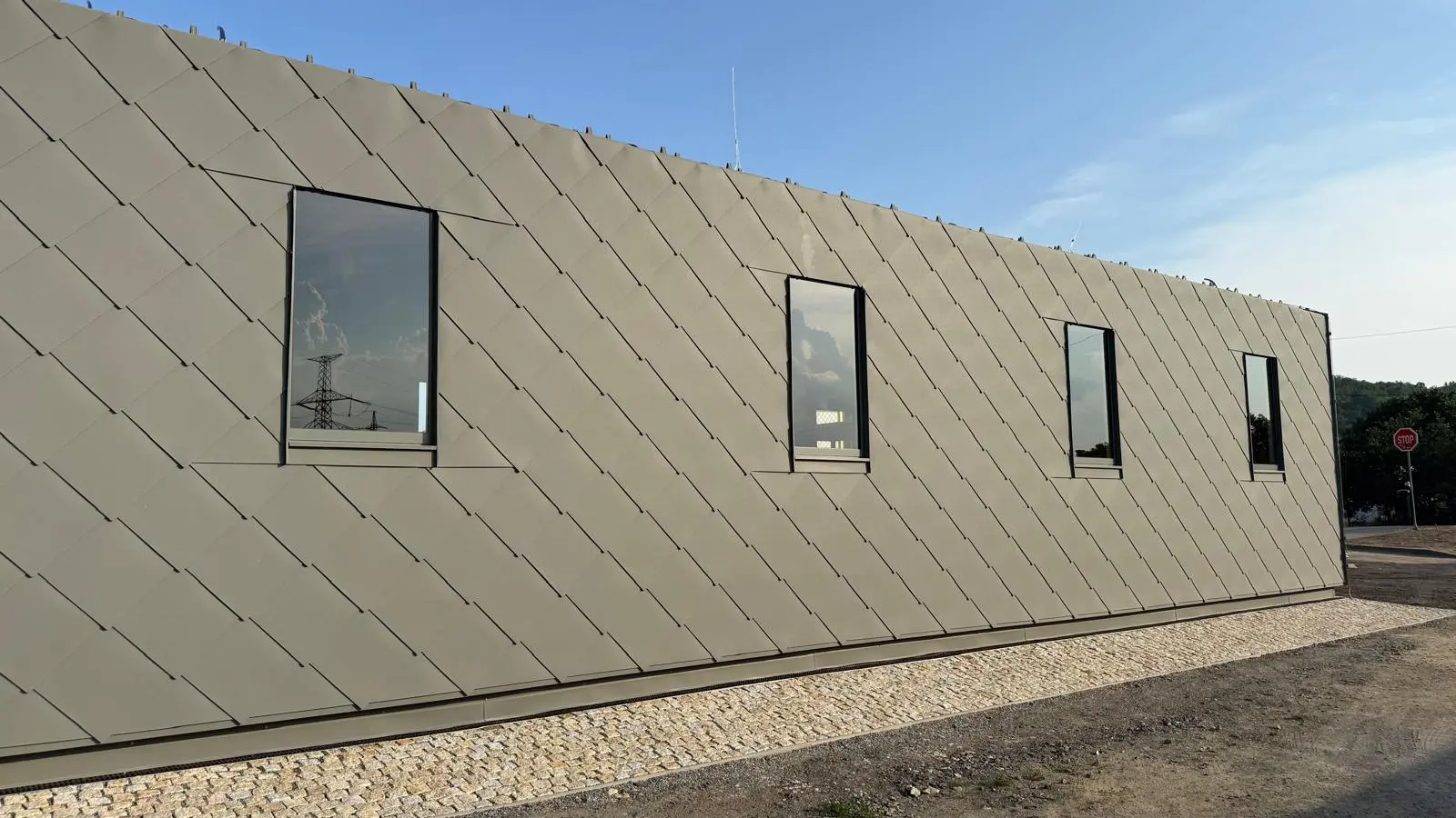 Boční pohled na re-use centrum s hliníkovou provětrávanou fasádou PREFA