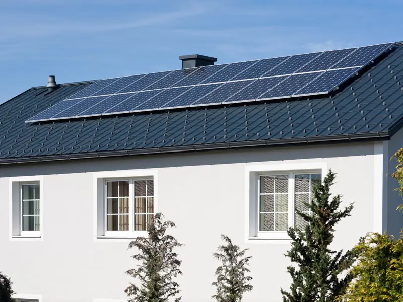 Pomocí PREFA solárního montážního systému PS.13 bylo na PREFA falcované střešní tašky antracitové barvy instalováno fotovoltaické zařízení. 