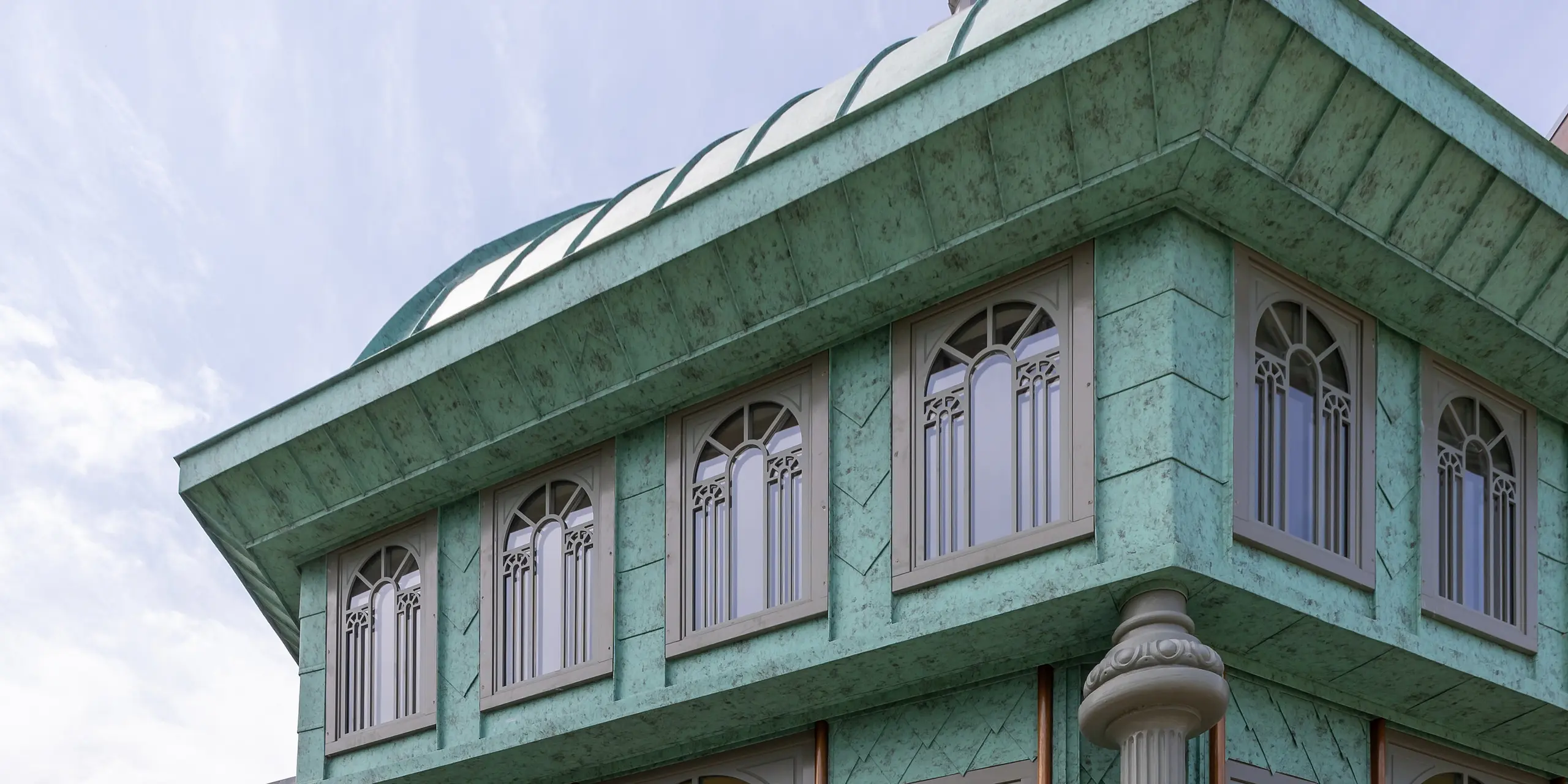 Zahradní domek při hotelu Lawlor's Hotel v irském Naas je opláštěn hliníkem PREFALZ
