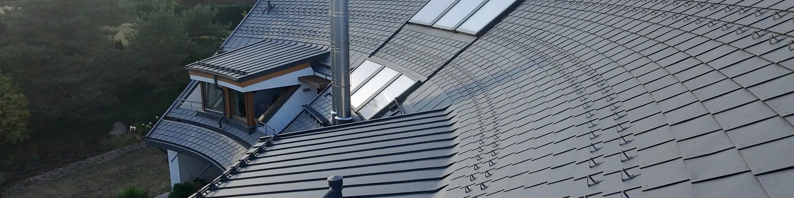 Falcovaný šindel PREFA na atypické střeše se složitou geometrií