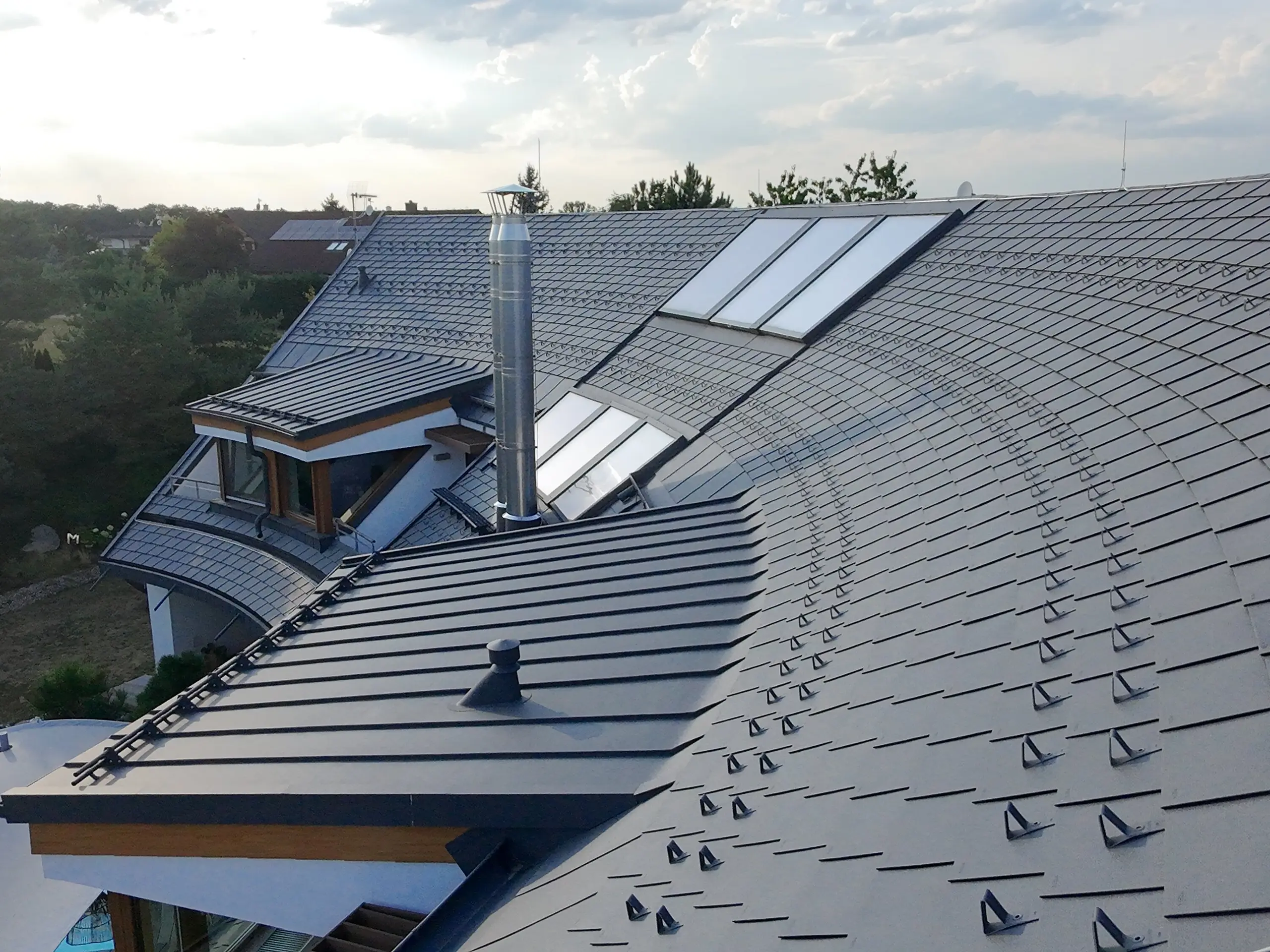 Falcovaný šindel PREFA na atypické střeše se složitou geometrií
