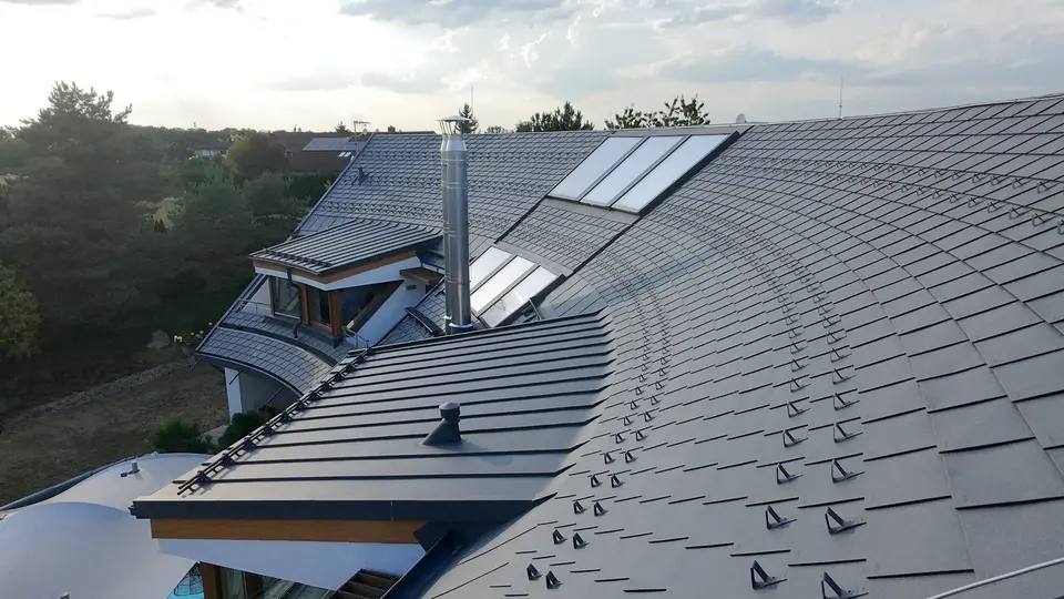 Falcovaný šindel PREFA na atypické střeše se složitou geometrií