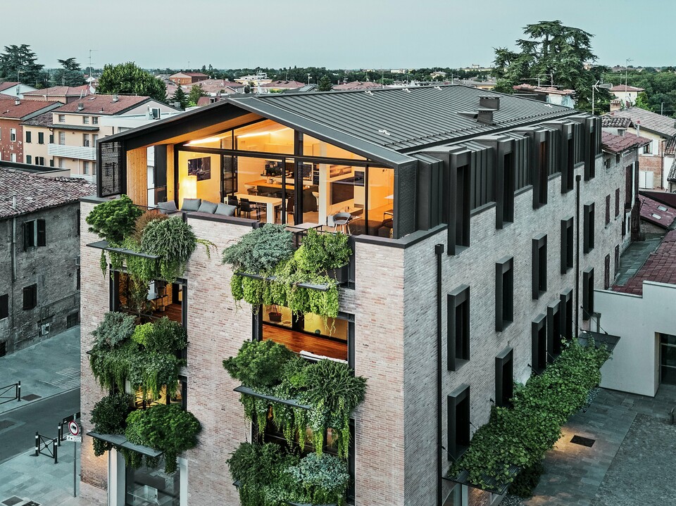 Udržitelná rezidenční budova v Itálii s hliníkovou střechou PREFALZ a fasádou z cihel doplněnou o zelené rostliny na visutých zahradách