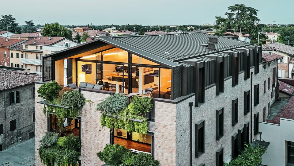 Udržitelná rezidenční budova v Itálii s hliníkovou střechou PREFALZ a fasádou z cihel doplněnou o zelené rostliny na visutých zahradách