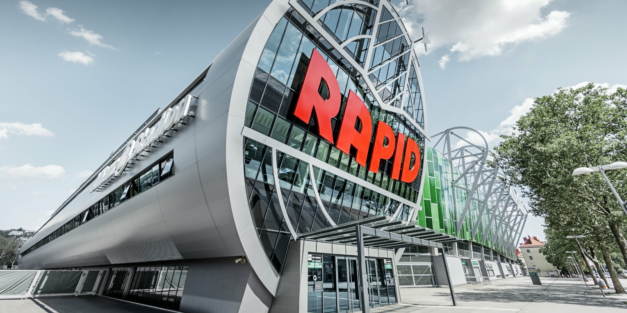 Stadion SK Rapid Vídeň tvoří i nadčasový tubus opláštěný kompozitním panelem PREFABOND v barvě stříbrné metalízy