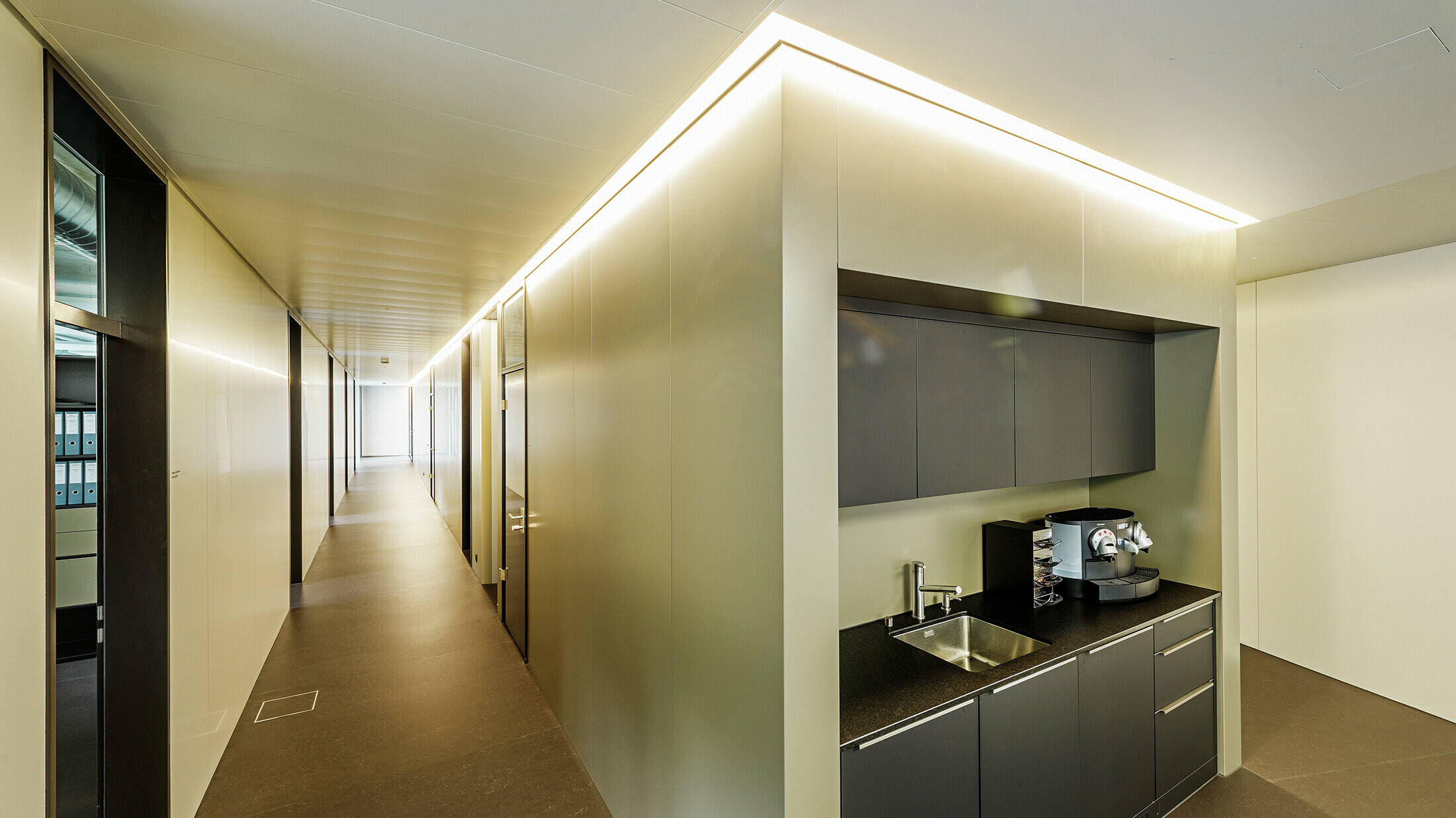 Design interiéru s osvětlením a hliníkovými kompozitními deskami v bronzové barvě od PREFA