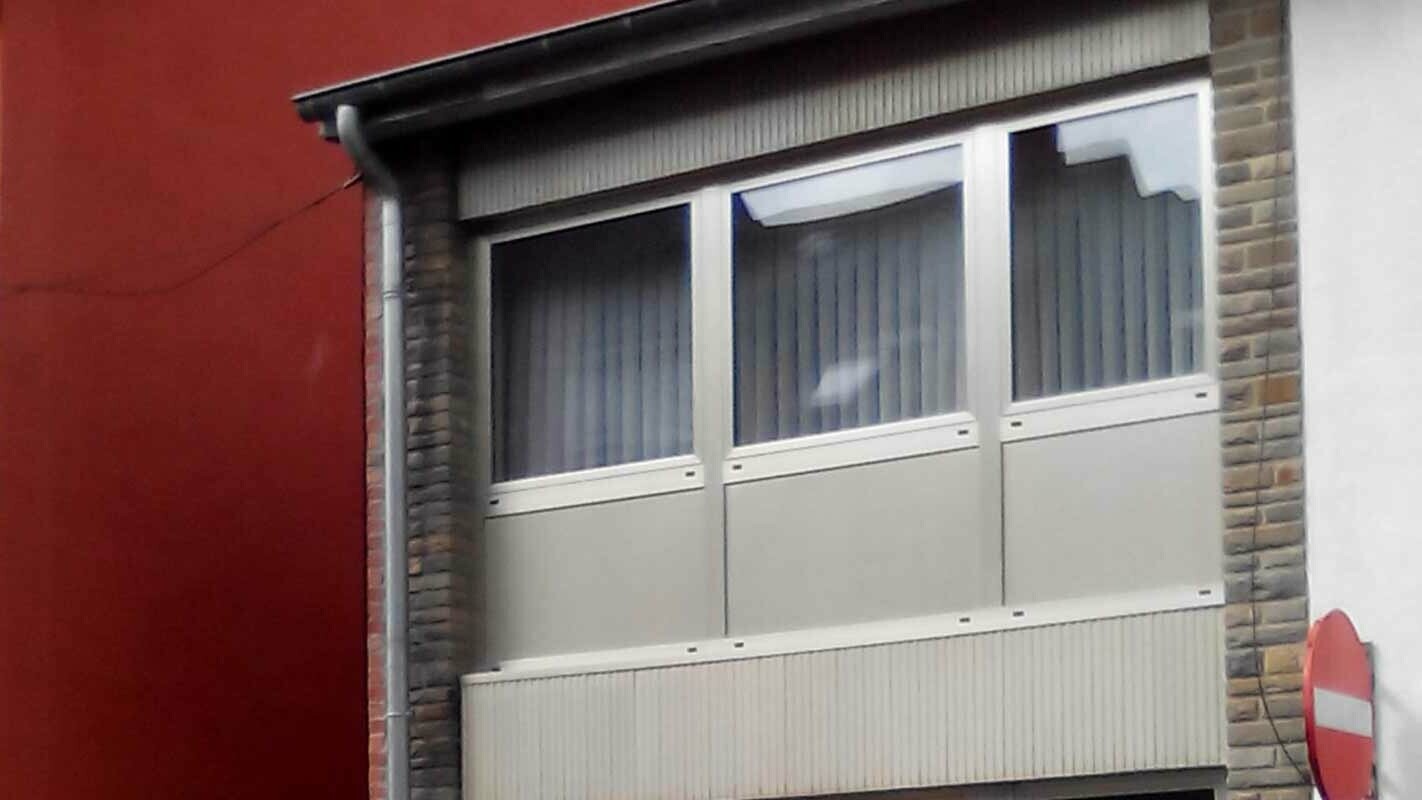 Stav před sanací fasády se třemi okny za použití PREFA fasádních panelů FX.12