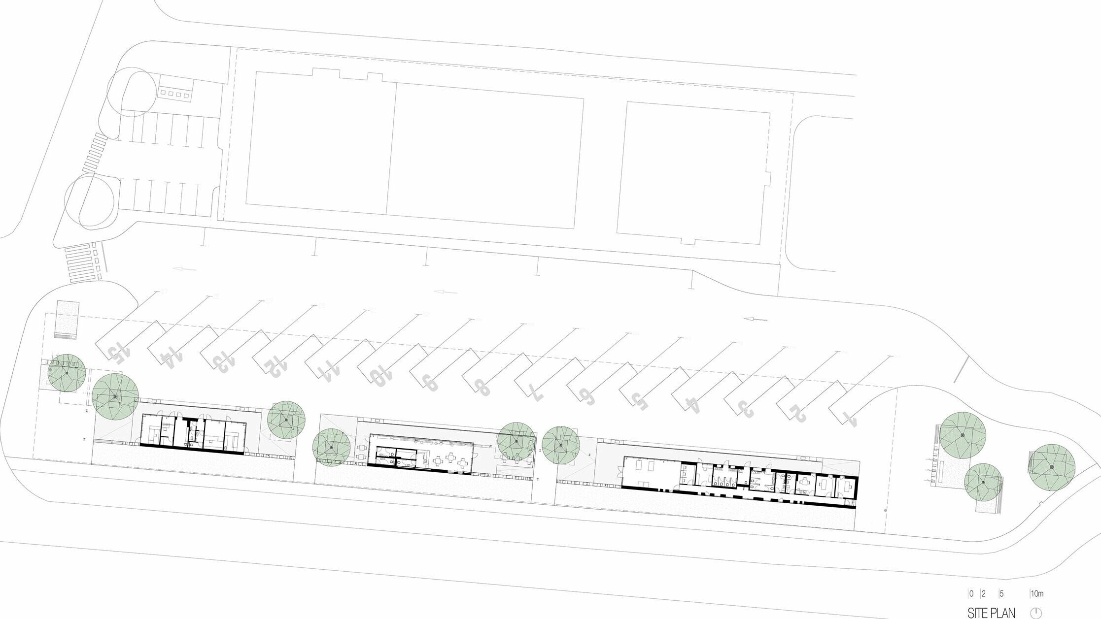 Mapa ukazuje přehled autobusové zastávky "Autobusni Kolodvor Slavonski Brod" v Chorvatsku. Výkres znázorňuje uspořádání autobusových nástupišť a parkovacích míst, jakož i budov a zelených ploch v místě. Uprostřed plánu můžete vidět nádražní budovy, přerušené několika stromy. Autobusová nástupiště jsou očíslována a uspořádána podél horní části plánu, zatímco parkovací místa jsou ve spodní části. Plán lokality poskytuje jasné znázornění celého zařízení a jeho konstrukčních prvků, včetně cest, parkovacích ploch a terénních úprav.