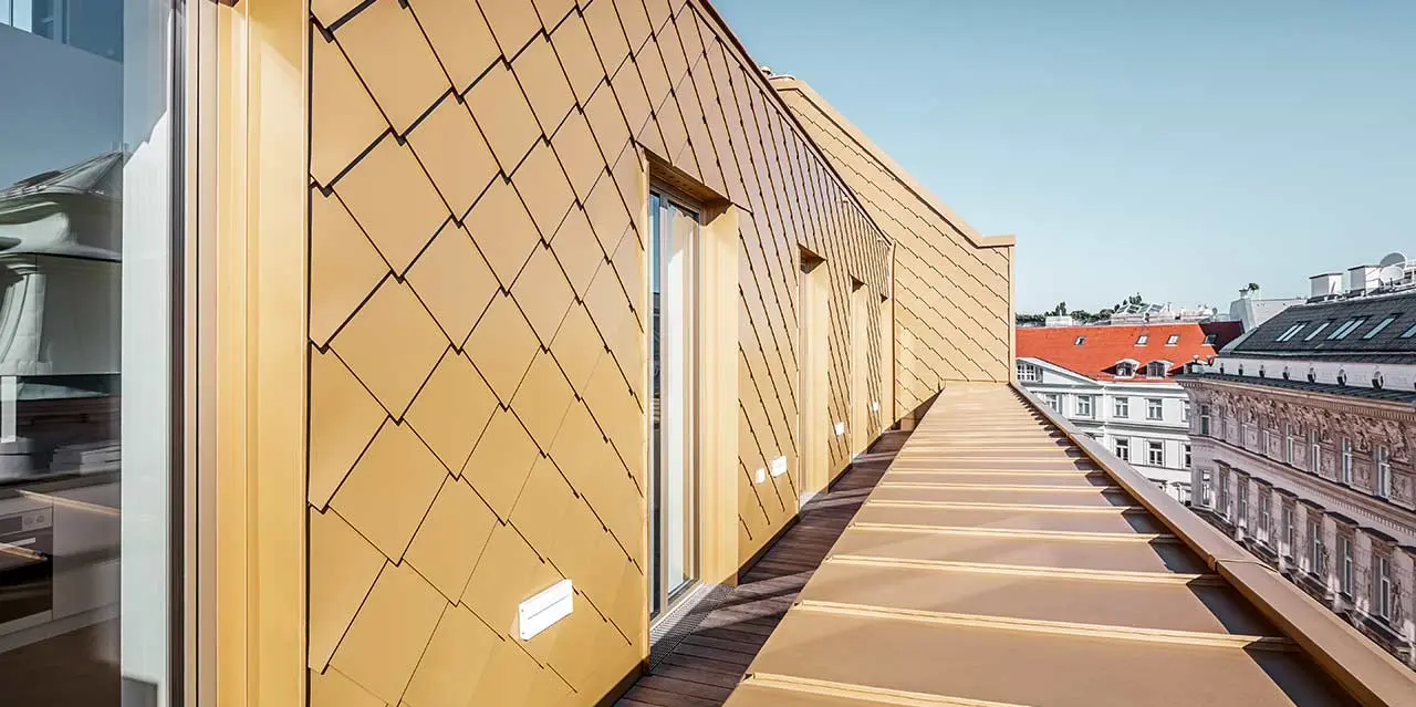 Přestavěná atika Bandstätte ve Vídni, obložená fasádní šablonou 29 × 29 v perleťovém zlatě.