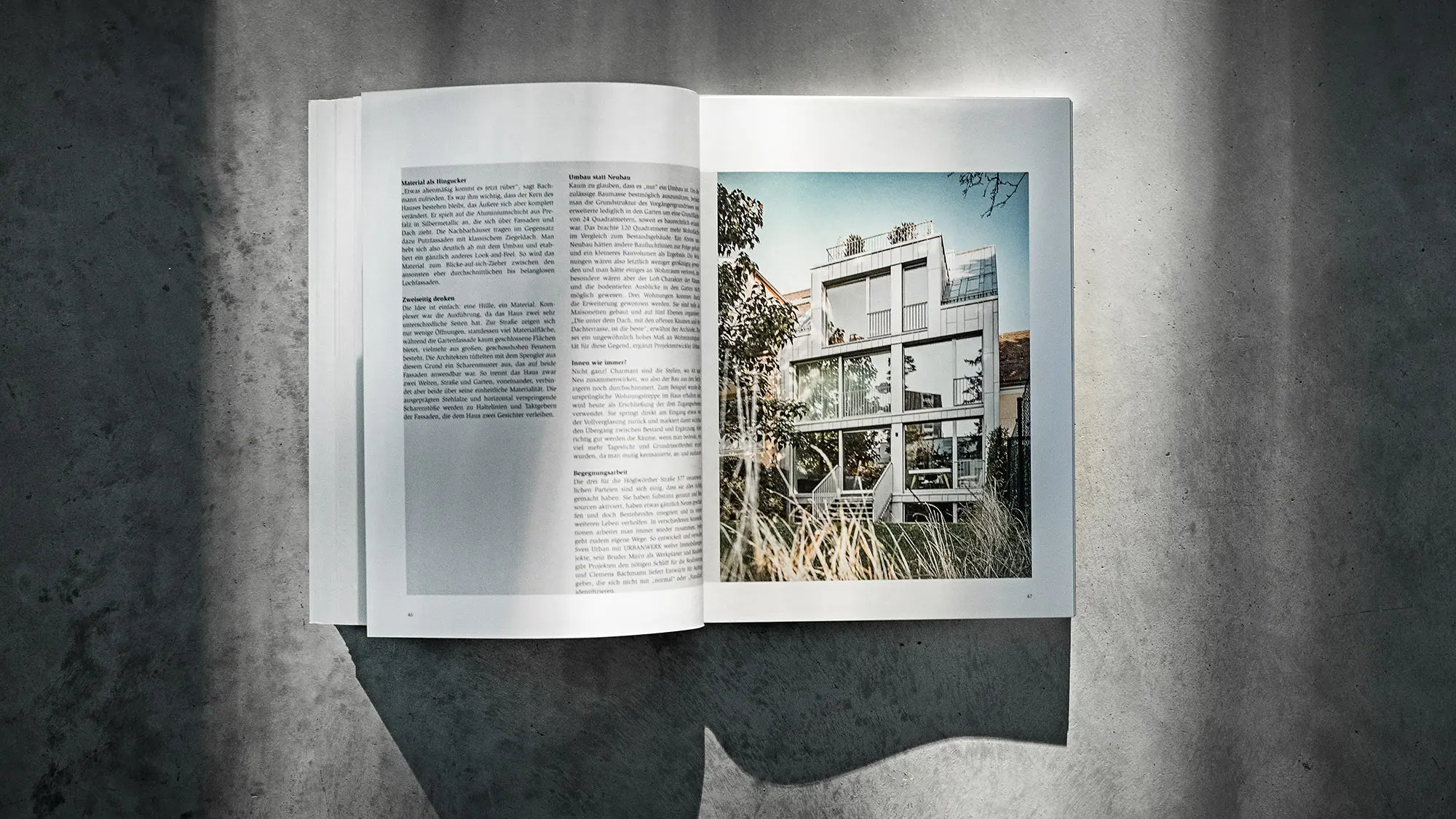 Otevřená PREFARENZEN kniha 2024 s článkem o projektu Walters Restaurant od dreiplus architects na šedém pozadí.
