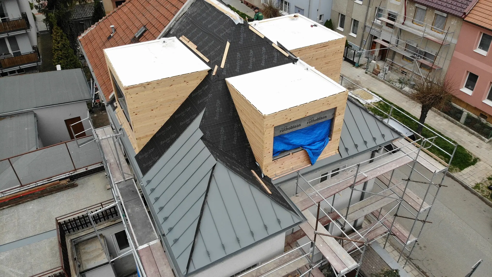 PREFALZ v barvě P.10 světle šedé na rodinném domě