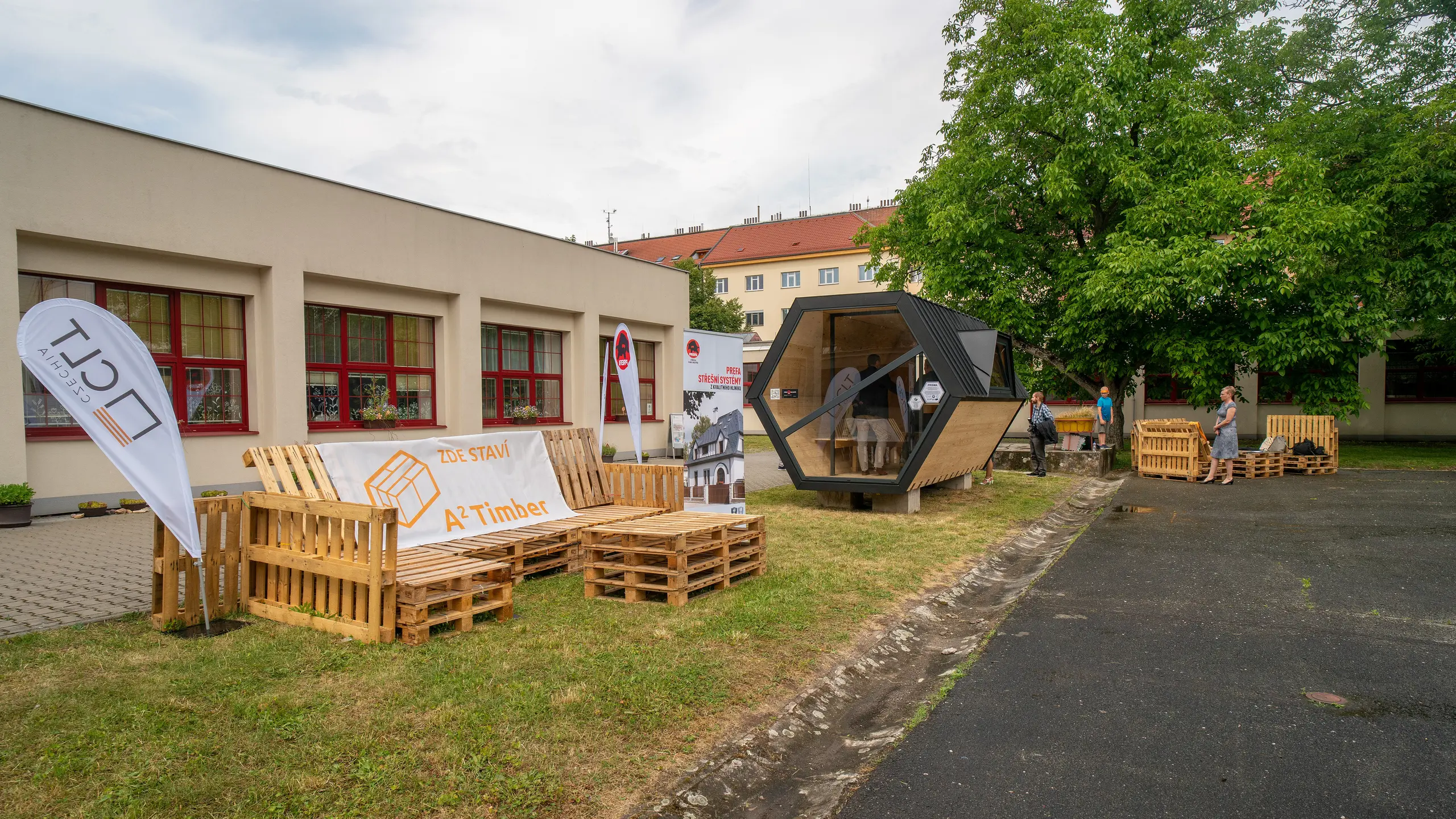 Bivak oplechován PREFALZEM v barvě P.10 černé povrch stucco
