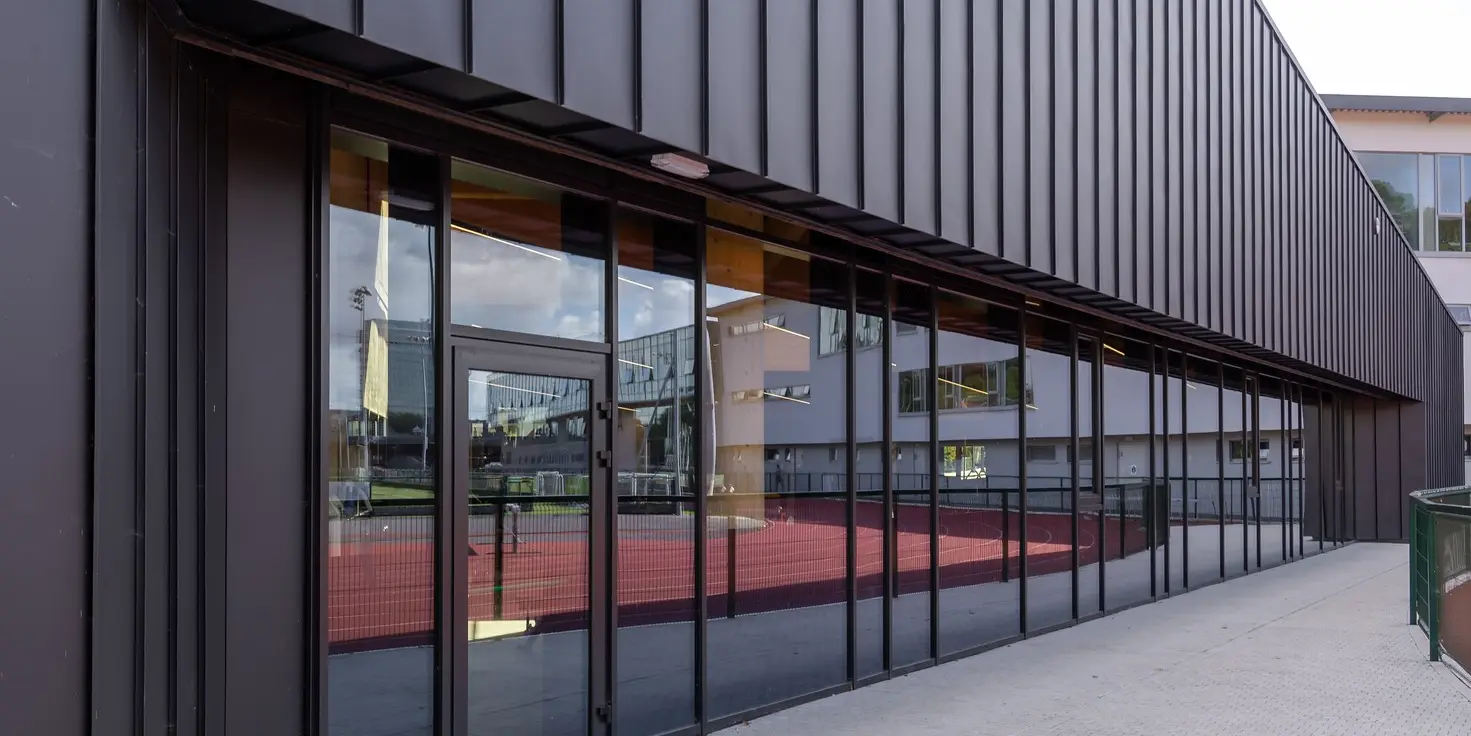 Trojcípá přístavba Mardyke Areny na University College Cork v Irsku je pokrytá drážkovou krytinou PREFALZ v barvě P.10 černá