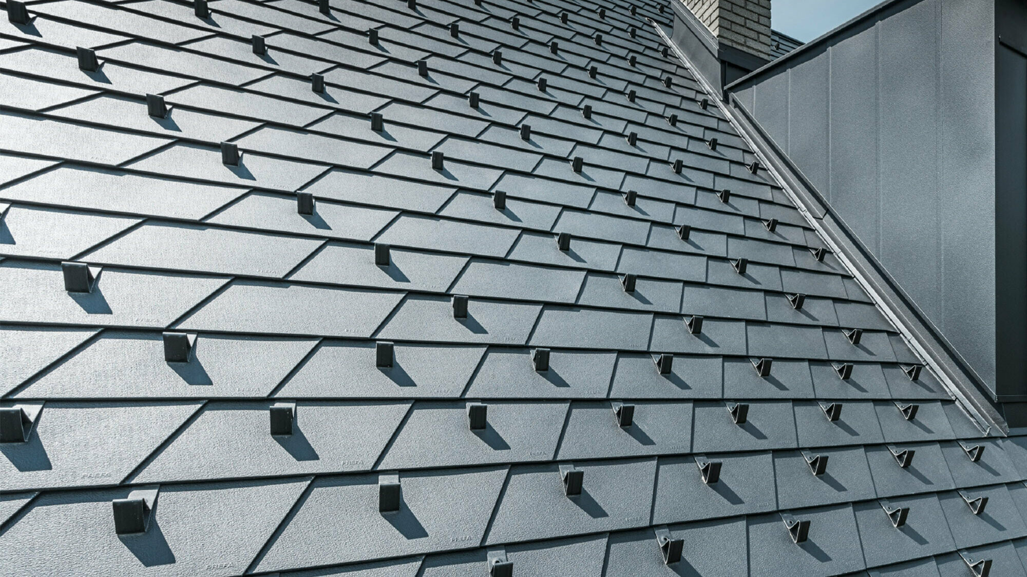 Rekonstrukce střechy s PREFA falcovaným šindelem v barvě P.10 černé včetně sněhových háků a vikýře, porytá hliníkovými prvky PREFA