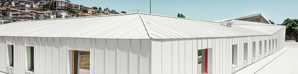 Střecha a fasáda PREFALZ v barvě prefa bílá na pečovatelském zařízení Catania WonderLad