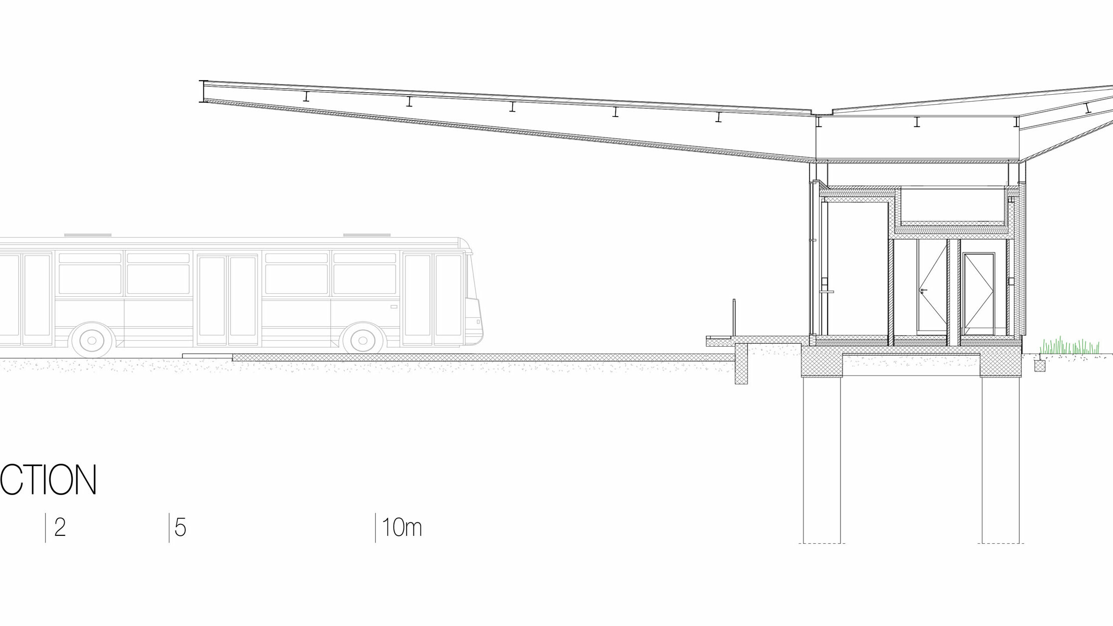 Na výkrese je příčný řez autobusovou zastávkou "Autobusni Kolodvor Slavonski Brod" v Chorvatsku. Sekce ilustruje konstrukci budovy, včetně bílé střechy PREFA z Prefalz, která spočívá na štíhlých sloupech a přesahuje oblasti pod nimi. Interiér zastávky je umístěn pod střechou s jasnými liniemi a velkými prosklenými plochami. Výkres také ukazuje základovou konstrukci a podzemní podpěry, které podpírají konstrukci. Pro ilustraci proporcí je vlevo zobrazena sběrnice. Příčný řez zdůrazňuje moderní a funkční konstrukci zastávky i integraci skla a hliníku do designu.