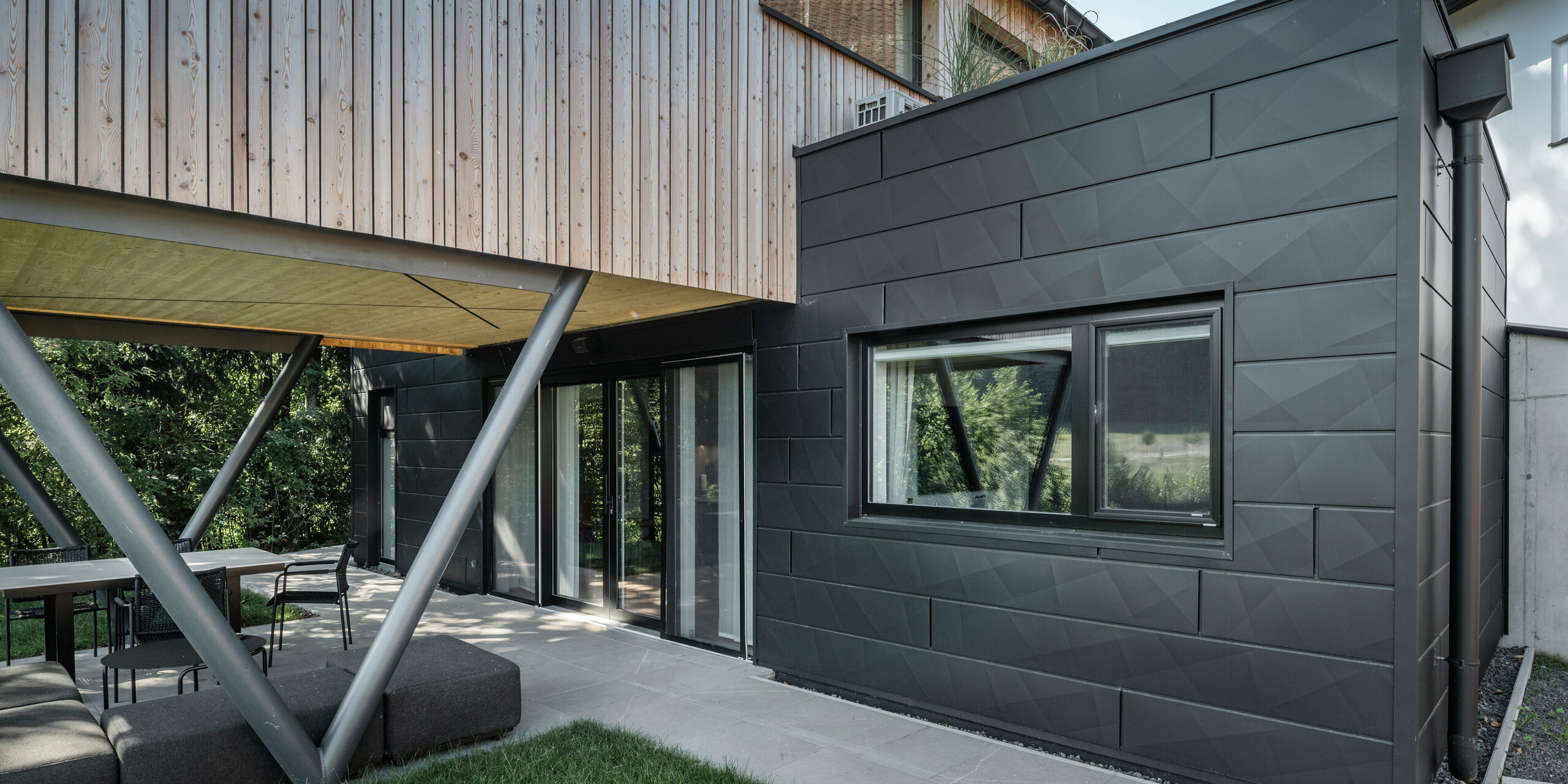 Kombinace dřevěné a hliníkové fasády Siding.X