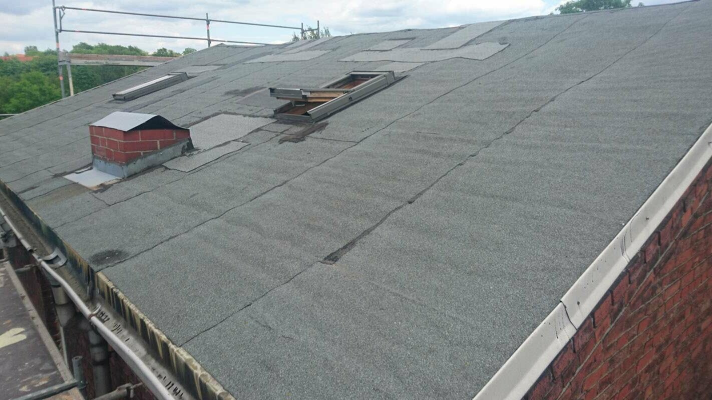 Stav před sanací střechy za použití PREFA falcovaných střešních tašek v barvě břidlicová P.10