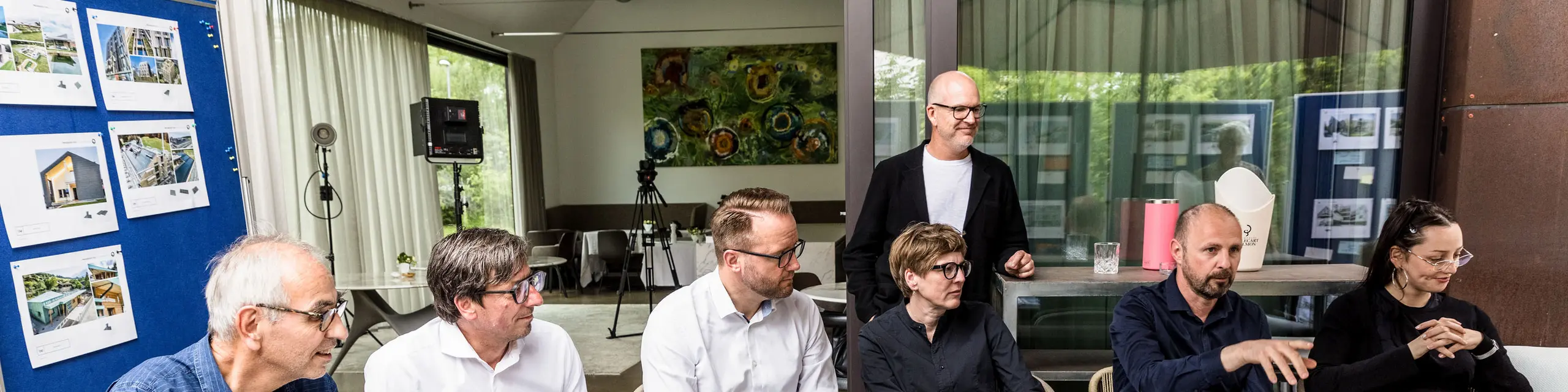 Odborná diskuse s váženou porotou PREFARENZEN: Architektoničtí experti budou analyzovat vynikající architektonické projekty s využitím velkoformátových fotografií. Důraz bude kladen na inovativní střešní řešení s využitím materiálů PREFA, udržitelné stavební metody a kontextově specifické designy. Kreativní výměna názorů proběhne v uvolněné atmosféře vinařské rezidence v burgenlandském regionu Seewinkel.