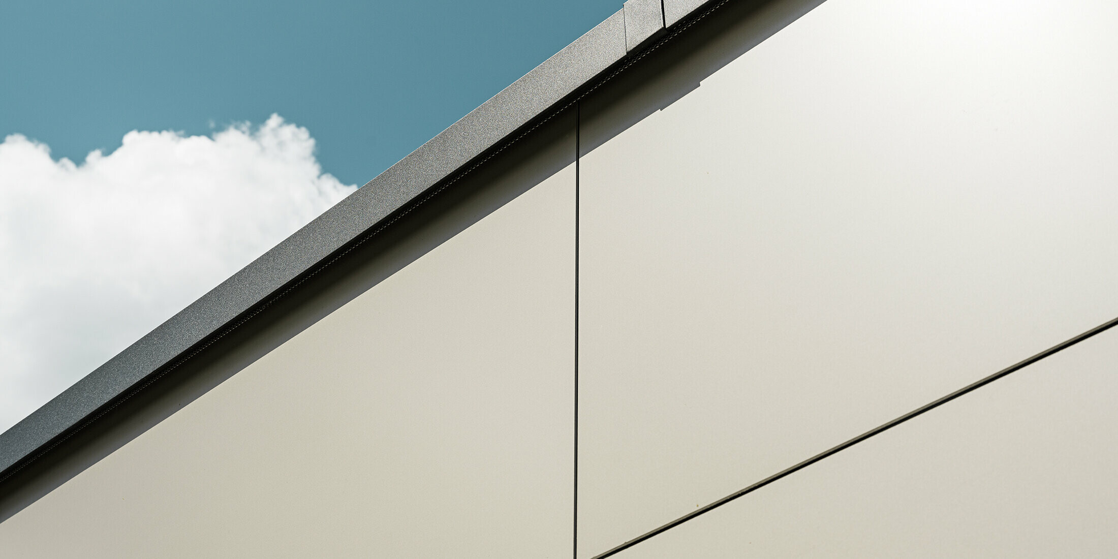 Detail na kompozitní desku PREFABOND v ploše